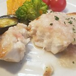 キッチン ブルー グローブ - めかじきポワレをカット、仄かに花の香り