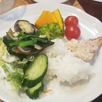 キッチン ブルー グローブ - ご飯、サラダ、お新香、スープ具材のほうれん草と茸を乗せて