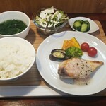 キッチン ブルー グローブ - めかじきポワレ　桜の花と塩麹のソース