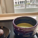 TORAYA TOKYO - お抹茶と外に見える景色