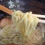 麺屋 あわざ - 海老塩ラーメン（650円）麺リフト