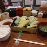 天ぷらめし 福松 - 天ぷら定食とみょうが天。