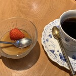 おうちカフェ 樹林 - アーモンドプリン、ホットコーヒー