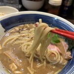麺処 景虎 - 太麺が濃厚スープに絡みます