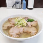 手打ち らーめん 響 - 塩ラーメンの大盛り！にチャーシューをサービスして頂きました！