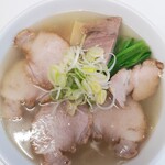 手打ち らーめん 響 - アップはこんな感じです！ネギは店舗前で自家栽培してます！