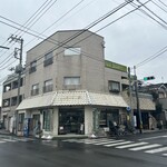 NAKAMURA - お店の全景、右側の道路を挟んだところに駐車場あり。