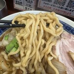 中華そば たた味 - 麺は太くガシッとした感じです。