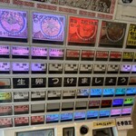 中華そば たた味 - お店に入ってすぐ左側にある券売機