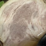 中華そば たた味 - チャーシューは肉質がしっかりしていますが、パサつきはなく美味しいです。