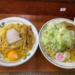 Chinchin Tei - 左油そば並生玉子　右油そば大生玉子ネギ盛