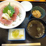 Omote Kouji - 表小路のまぐろ丼（￥600）。糸こんにゃくとタラコの小鉢、これは美味しかった