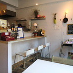 ノンナアンドシディショップ - 白基調のこじゃれた店内