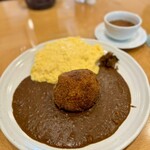 ルー・ド・メール - メンチカツカレー オムレツトッピング　メンチカツ、なんか失敗してたのかな？？肉汁もなく残念な感じに。。。高いから次はノーマルカレーかなぁ。