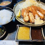 とん亭 - フライ、キャベツ、ご飯、漬け物