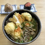 かかしうどん - 料理写真:カレーそば¥790   おにぎり各¥120 玉ねぎ天¥250