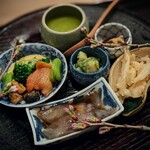 茜坂大沼 - まさに「今」を感じる八寸。本当におみごとです！どの小鉢をとっても、感心する美味しさです。