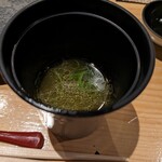 焼鳥 月や - 一番最初に出てきた出汁。生胡椒や生姜が効いた黄金スープ