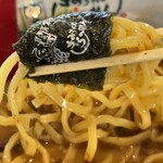 きみちゃんらーめん - 海苔を巻いて