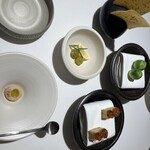 オマージュ - アミューズ　フムス、レモン風味のオリーブ他