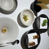 オマージュ - アミューズ　フムス、レモン風味のオリーブ他