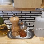 Homemade Noodles BILLIKEN - 卓上の胡椒・一味・酢