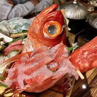 きじま 新横浜店 - 「【海幸会席】潮風（税込￥10,780）」の《海幸盛》のキンメダイのアップ…