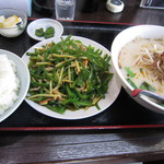 台湾料理 福ちゃん食堂 - チンジャオロースー定食（このあと揚げ物がきました・・・）