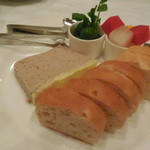 ウーナジョルナータ - 塩中豚のパテとパン　オりーブとピクルス添え