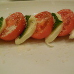 ウーナジョルナータ - フルーツトマトとモッツァレラのカプリ風