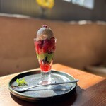 Cafe Slow - 桜と国分寺中村農園のいちごパフェ