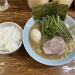 家系ラーメン まこと家 - ラーメン 味玉 茎わかめ ライス