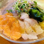 イタリアン&ワイン食堂 ViVi - 鮮魚のカルパッチョ　この日は富士山サーモンと鯛。このマリネ液が美味しいのよねー