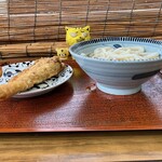 やましょう - うどん冷小250円+ゲソ天140円　※横からも