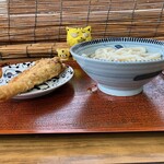 Yamashou - うどん冷小250円+ゲソ天140円　※横からも