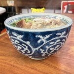 Okada Udon - 肉うどん小　450円(税込)  ※底の深い、つゆだくタイプ