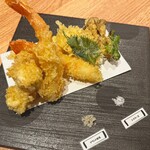 Izakaya E - ぷりぷりの海老と、季節のお野菜や旬のお魚を一度に楽しめます。