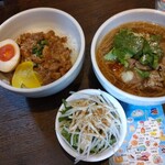 麺線屋formosa - レギュラーWセット　手前のサラダが小さい中国茶碗