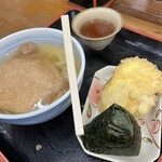 手打の味 小泉 - きつねうどん・鮭おにぎり・芋天