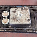 牡蠣蔵 KOO - 蓋の下には牡蠣が1キロ分（7〜9個）当然大きさにより個数も変わる（蓋をする前は撮りっぱぐれ）