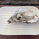 牡蠣蔵 KOO - 実食・塩味が効いてるのでそのままでも美味しい。