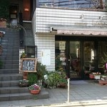 アルルカン - 駅から近い。お店は地元密着型で派手ではない。