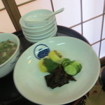 花月 - 仲居さんたちがパタパタと料理を運んできて、忙しそう・・。