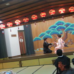 花月 - 一緒に遊んで貰ってます。会場大爆笑の渦。