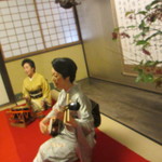 花月 - 帰り玄関に行くと、先程の芸子さんが、唄と三味線でお見送り