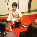 花月 - 1人1人にお神酒を注いでくれます。