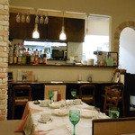 ウーナジョルナータ - 6人席からカウンター厨房方向