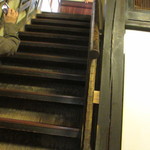 花月 - 昔の階段で２F上がると、すぐ龍の間へ。