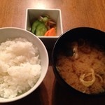 寅福 - ご飯、味噌汁、漬物。
      この味噌汁は頂く価値ありです。