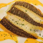 ビストロモンマルトル - 県産白身魚のポワレ　人参のソース